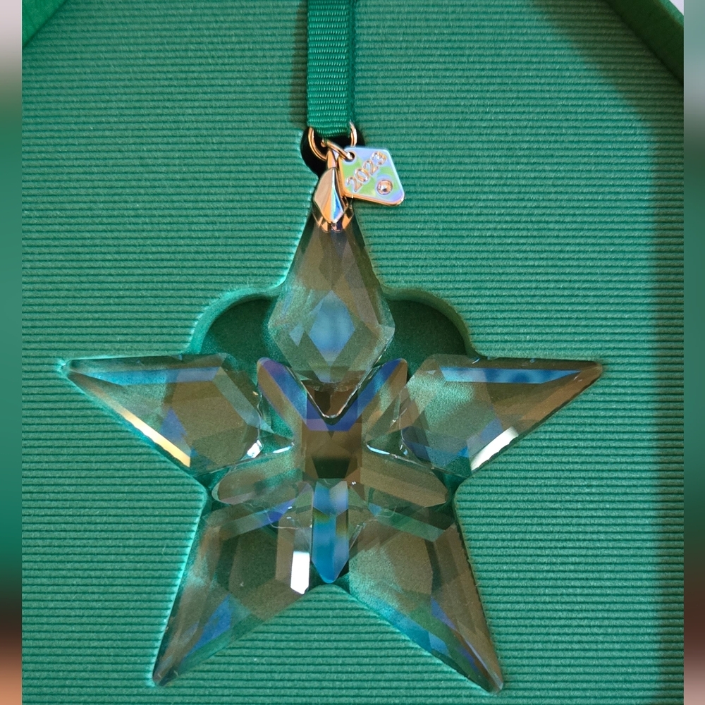 Swarovski Crystal Snowflake Set in Green Cases - Picture 2 of 4